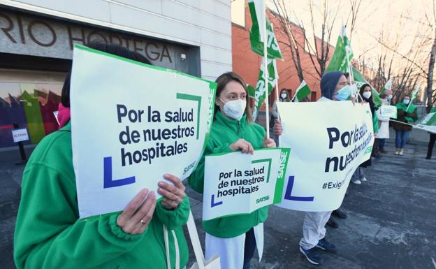 Enfermeros y fisioterapeutas protestan «por la falta de calidad asistencial y laboral» de los hospitales en Valladolid