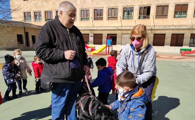 La ONCE visita a los niños de 1º de infantil del colegio Maristas de Salamanca
