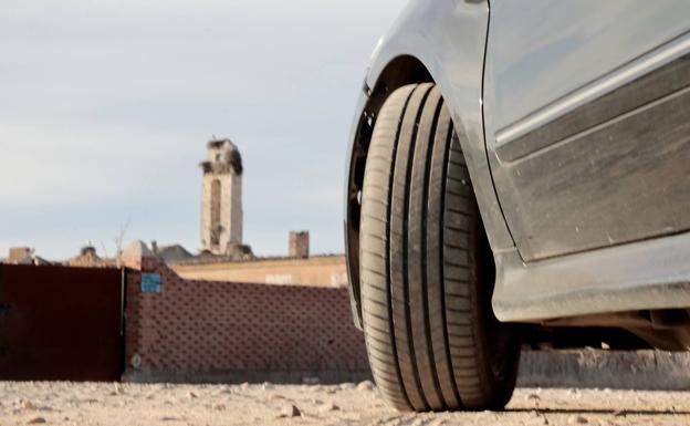 Rajan las ruedas de los coches de los turistas que visitan la única cartuja de Valladolid