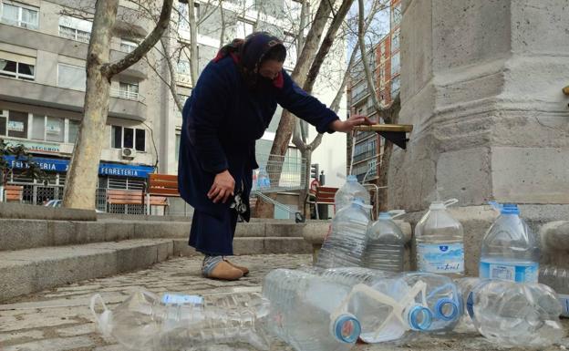 Así sobrevive Verginica en un piso sin agua en el centro de Valladolid