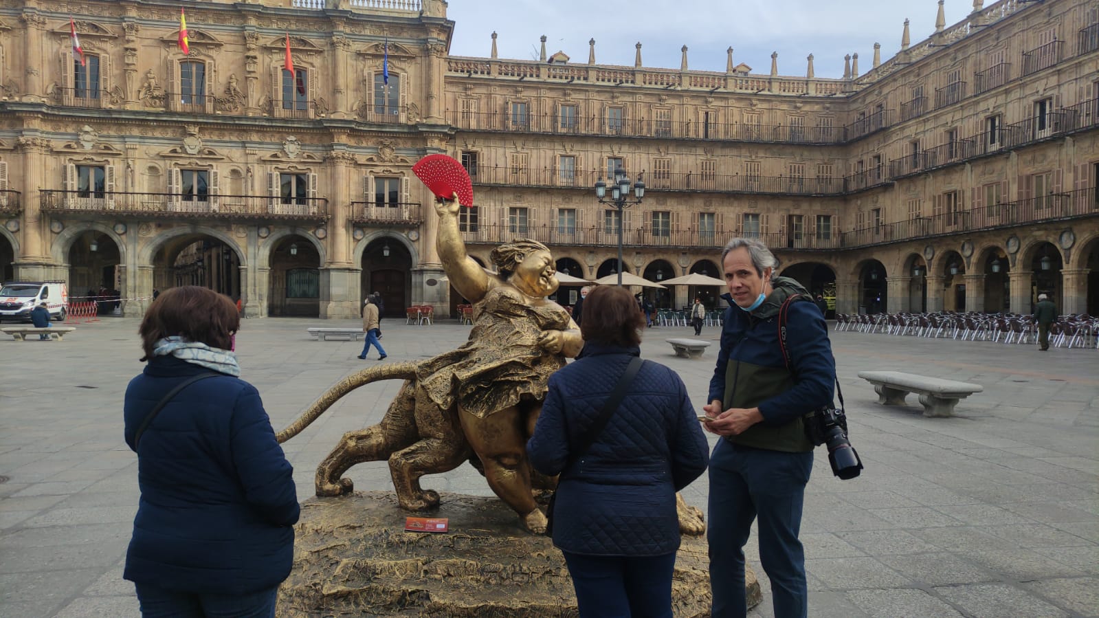 Atacan la escultura del artista chino Xu Hongfei en la Plaza Mayor y le roban el abanico y una estrella