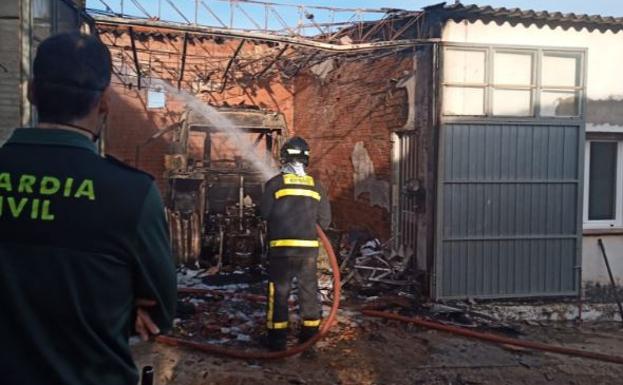 Los bomberos sofocan un incendio en una nave de Serrada