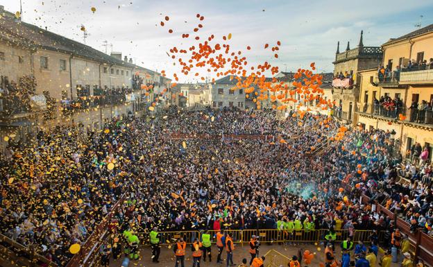 Almeida estrecha lazos entre Madrid y Ciudad Rodrigo en su pregón de Carnaval