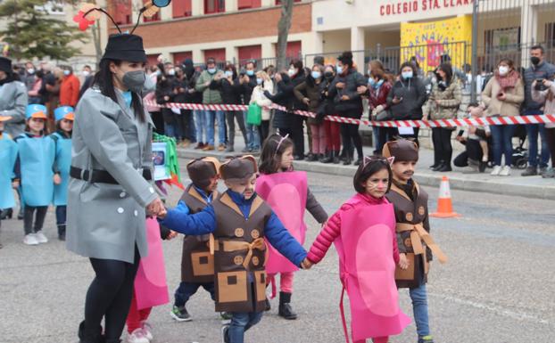 Los escolares de Cuéllar preludian la llegada del carnaval a las calles de la villa