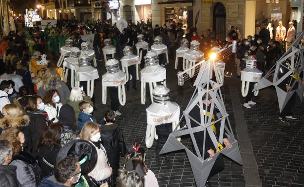 800 personas participan en el desfile de carnaval, que devuelve la ilusión y la fiesta a la ciudad