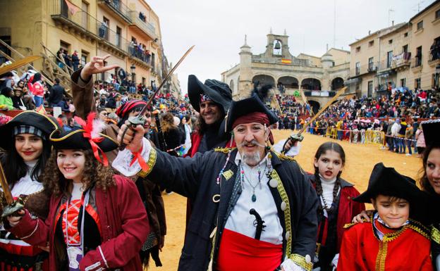 El color inunda Ciudad Rodrigo en el desfile de Carnaval