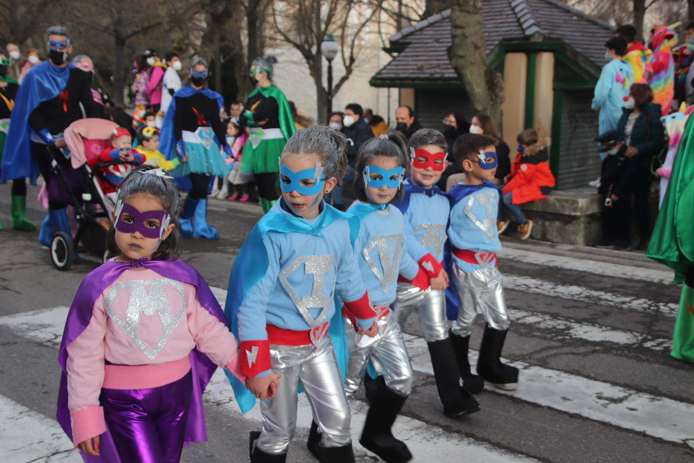 Los niños de Cuéllar disfrutan de su día grande en el carnaval