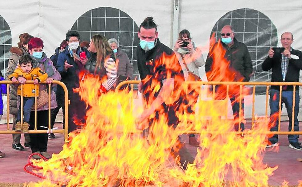 200 vecinos disfrutan de la Fiesta de la Matanza en Herrera de Valdecañas
