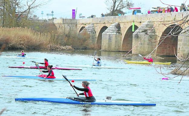 229 piraguas toman el río Pisuerga