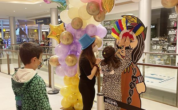 Los más pequeños disfrutan del Carnaval en el Centro Comercial El Tormes de Salamanca