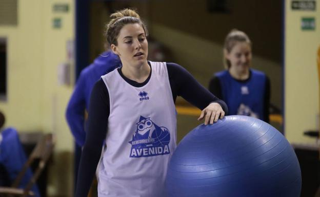 Katie Lou Samuelson seguirá sin incorporarse por ahora al CB Avenida