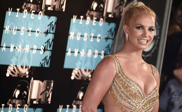 Britney Spears posa desnuda en la playa durante una escapada con su prometido