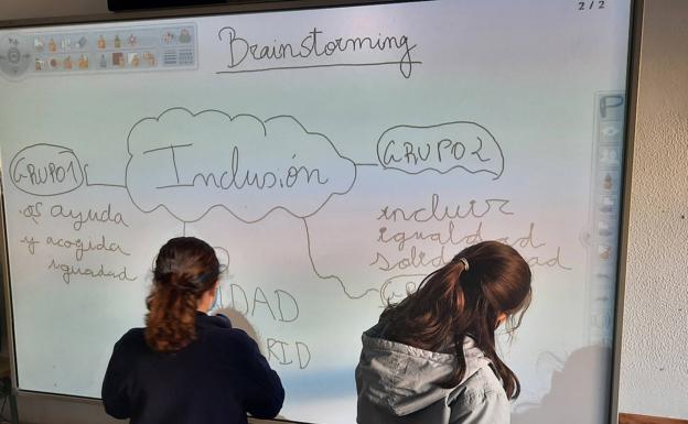 Más de 1.200 estudiantes y 18 docentes de Salamanca dibujan en las aulas «el camino que nos hace iguales»