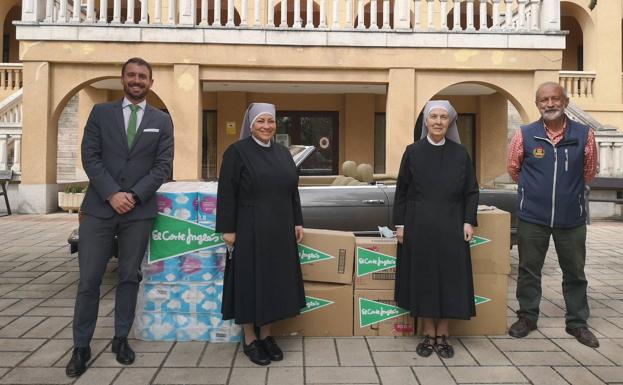 El Automóvil Club de Salamanca y El Corte Inglés entregan a las Hermanitas de los Pobres la recaudación del 'Día del Guardia Urbano'