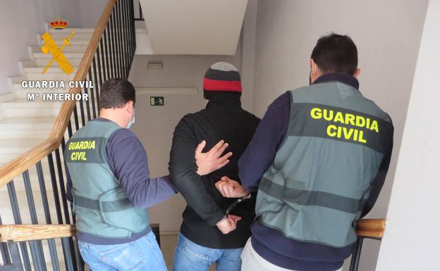 La Guardia Civil detiene en Pelarrodríguez (Salamanca), a un varón fugado de la justicia desde 2020