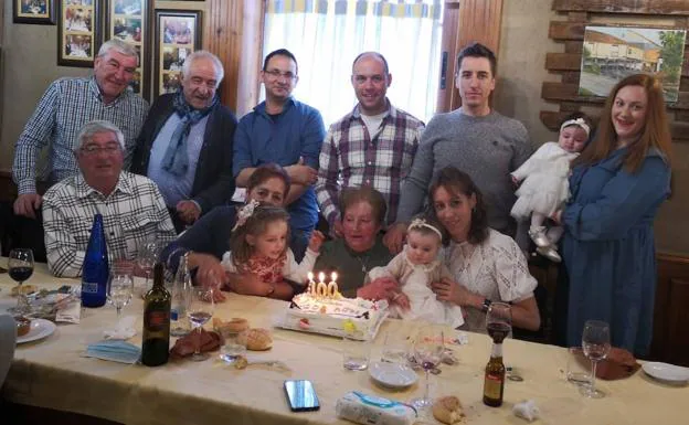 Palmira Pérez, la abuela de Villalba de la Loma, cumple cien años junto a su familia