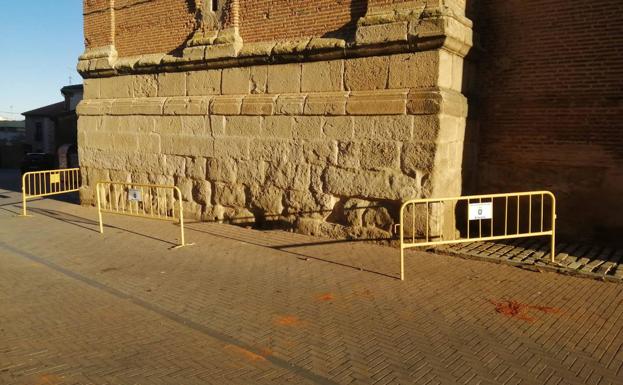 Alerta por los nuevos desprendimientos en la torre de la iglesia de San Pedro de Alaejos