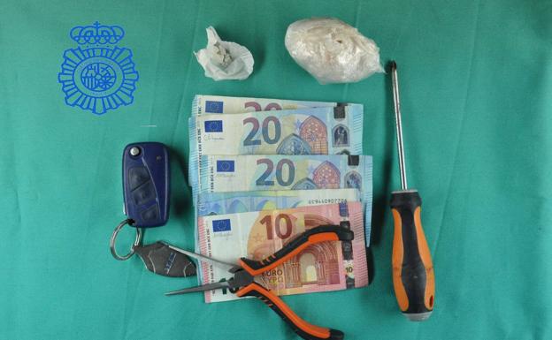 La Policía Nacional detiene a dos varones a bordo de un vehículo con cocaína