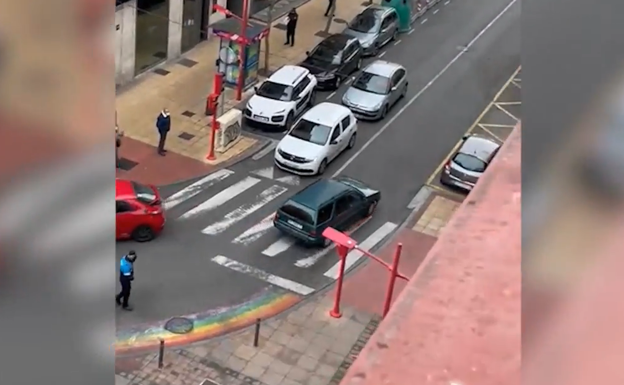 El vídeo viral de la huida lenta de un conductor por el centro de Miranda