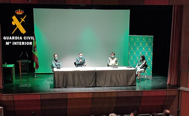 La Guardia Civil celebra el coloquio «ámbito rural, mujeres y Guardia Civil» en Peñaranda de Bracamonte