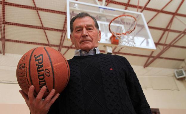 «La solución para el baloncesto en ciudades pequeñas es unir fuerzas»