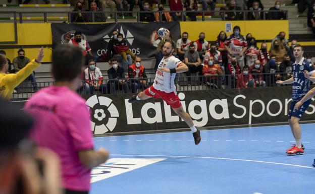 El Balonmano Nava comienza en León la cuenta atrás para cerrar la permanencia