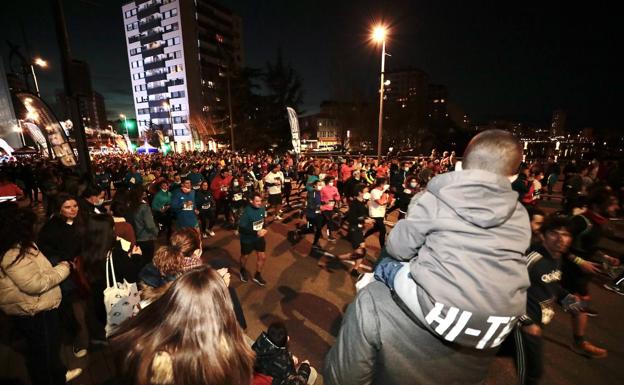 La solidaridad de 2.000 personas alumbra el retorno de Ríos de Luz