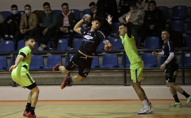 El BM Salamanca vende cara su derrota ante el intratable CB Santoña (24-29)