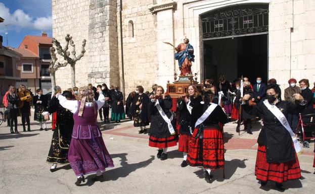 Las mujeres vuelven a celebrar la festividad de Santa Águeda en Pedrajas dos años después