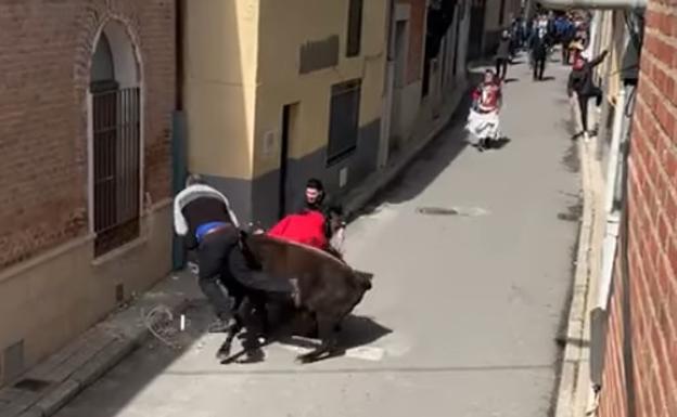 Sufre una dura cogida en Salamanca tras ceder la ventana a la que se agarraba