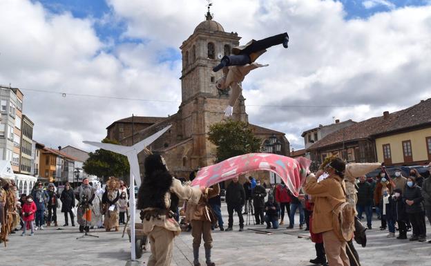 Aguilar recupera el desfile satírico de los zamarrones y mascaritos