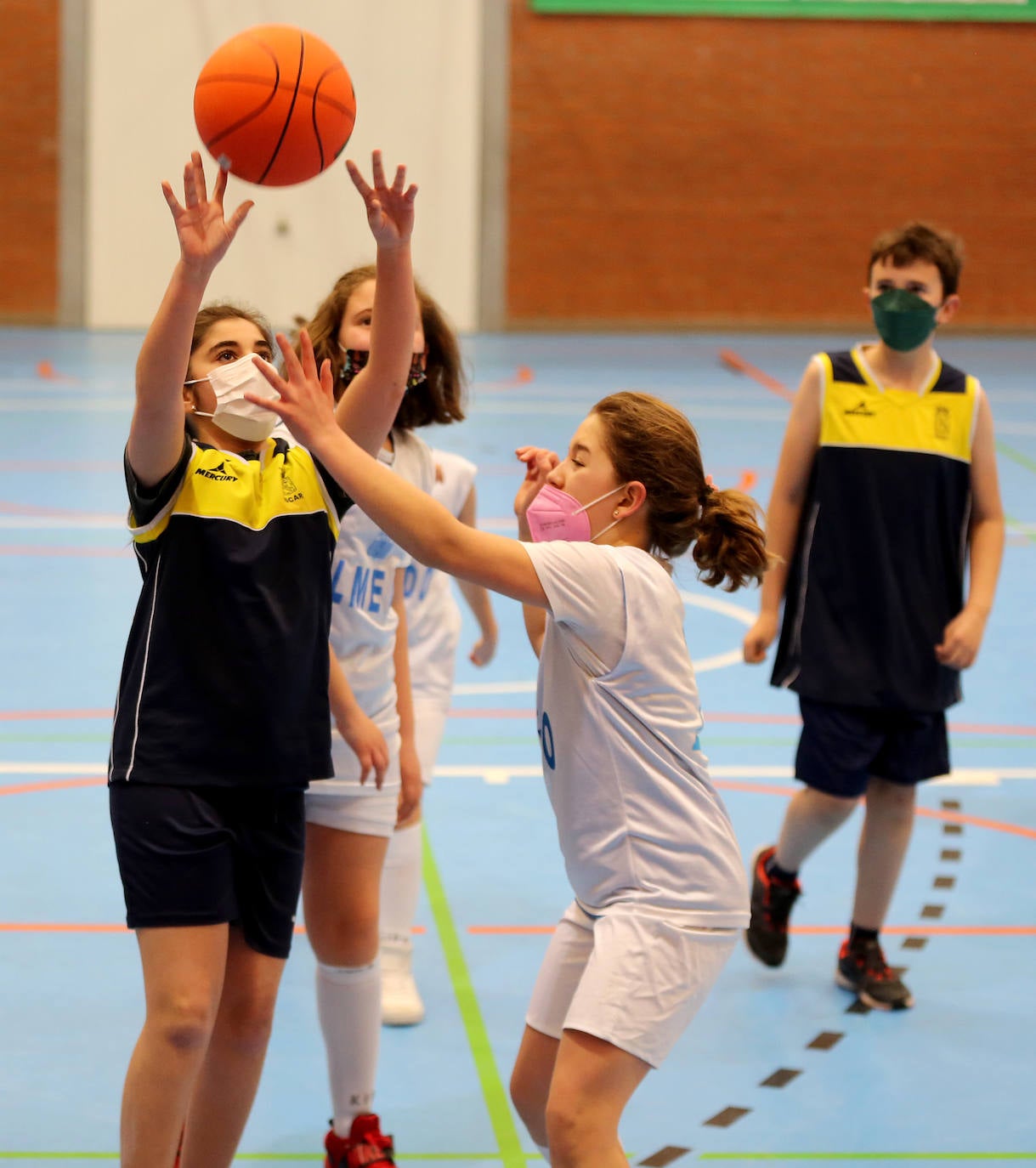Fútbol sala y baloncesto congregan la atención de los escolares en Valladolid