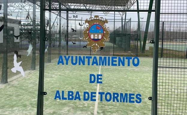 Alba de Tormes contará con una nueva pista de pádel en el complejo deportivo municipal
