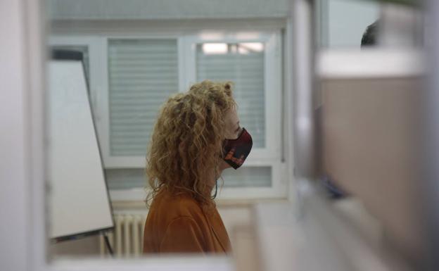 Ana Suárez destaca la lucha y el compromiso por la igualdad con los alumnos del IES Martínez Uribarri