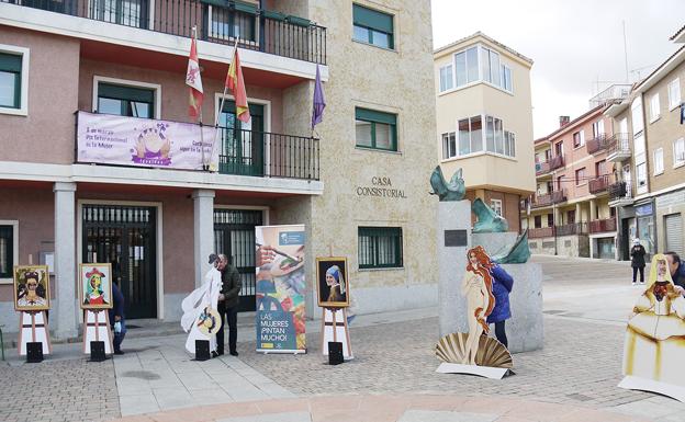 El Ayuntamiento de Carbajosa inaugura la exposición dinámica '¡Las mujeres pintan mucho!'
