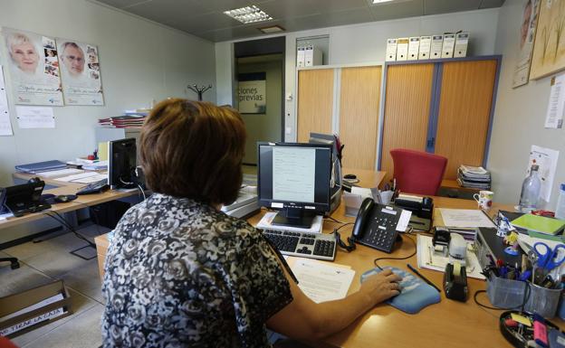 Mujer, mayor de 50 años y teme no poder decidir: así es quien hace testamento vital