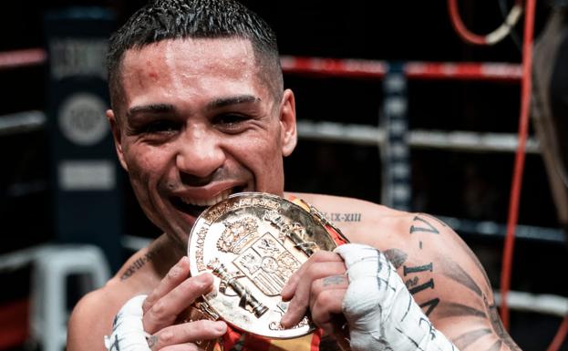 El púgil vallisoletano Salvi Jiménez se proclama campeón de España de superpluma