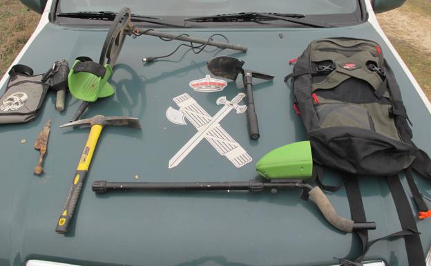 Sorprenden a dos personas haciendo prospecciones con detectores de metales en Torrecaballeros y Perogordo