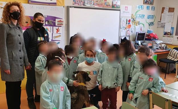 Más de 1.000 escolares aprenden a cuidar mascotas mediante un taller de tenencia responsable