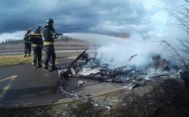 Arde una caravana que circulaba enganchada a un vehículo en León