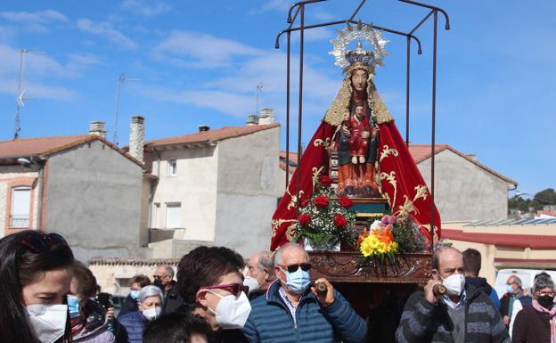 Los pueblos saludan con vivas, campanas y bailes la llegada de la Virgen del Henar