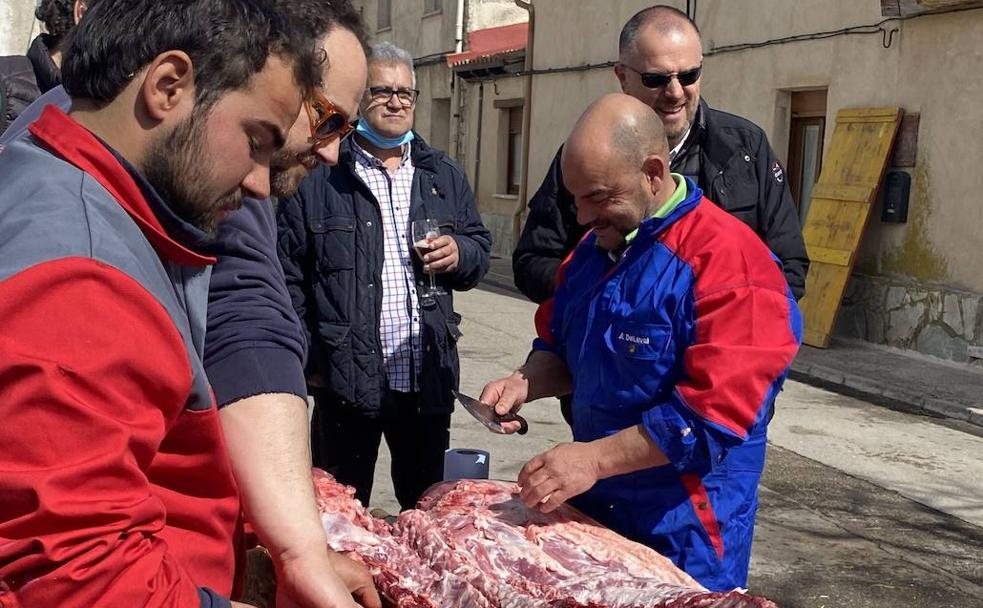 Robladillo vuelve a la matanza entre sopas de ajo, pastas y orujo