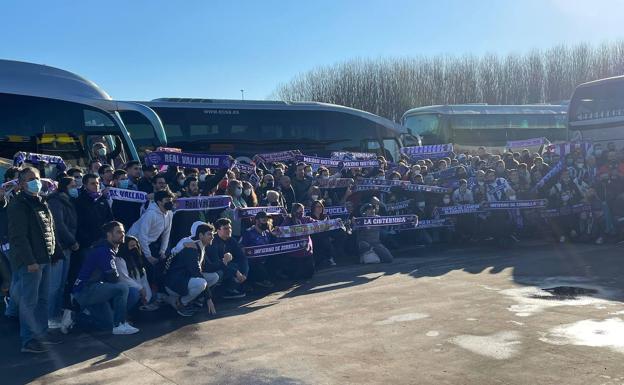 La marea blanquivioleta inicia su desembarco en Oviedo