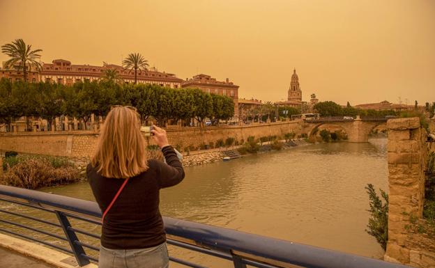 El Ayuntamiento de Valladolid descarta la limpieza con agua «porque se formaría un barrizal»