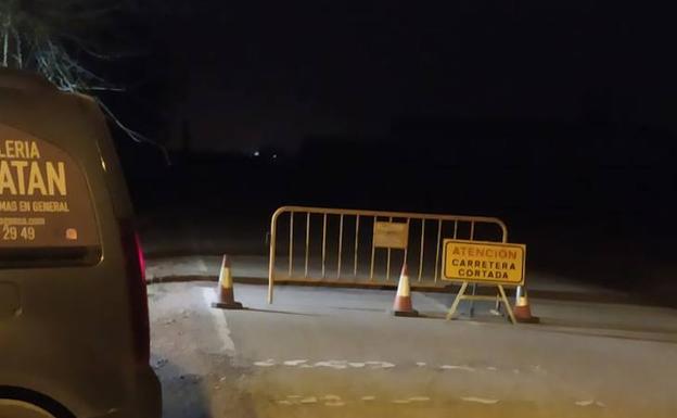 Un máquina averiada corta la carretera entre San Miguel del Pino y Villamarciel