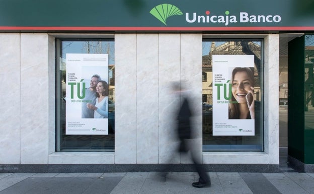 Recogen firmas contra el cierre de la oficina de Unicaja Banco en Navaleno