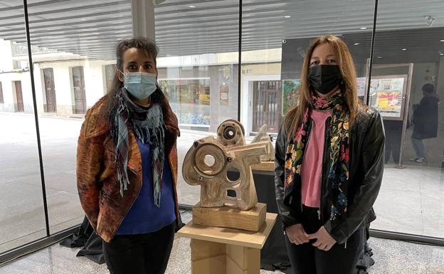'Autopista de hierro y luz' de la escultura Vicen Hernández se expone en Guijuelo