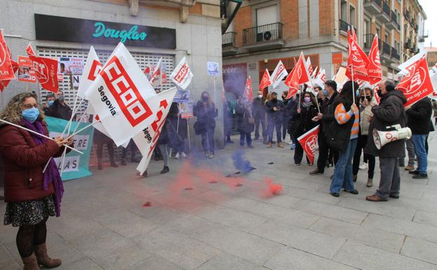 Los empleados de Douglas aseguran haber sido maltratados y dicen que lucharán contra el cierre de la tienda