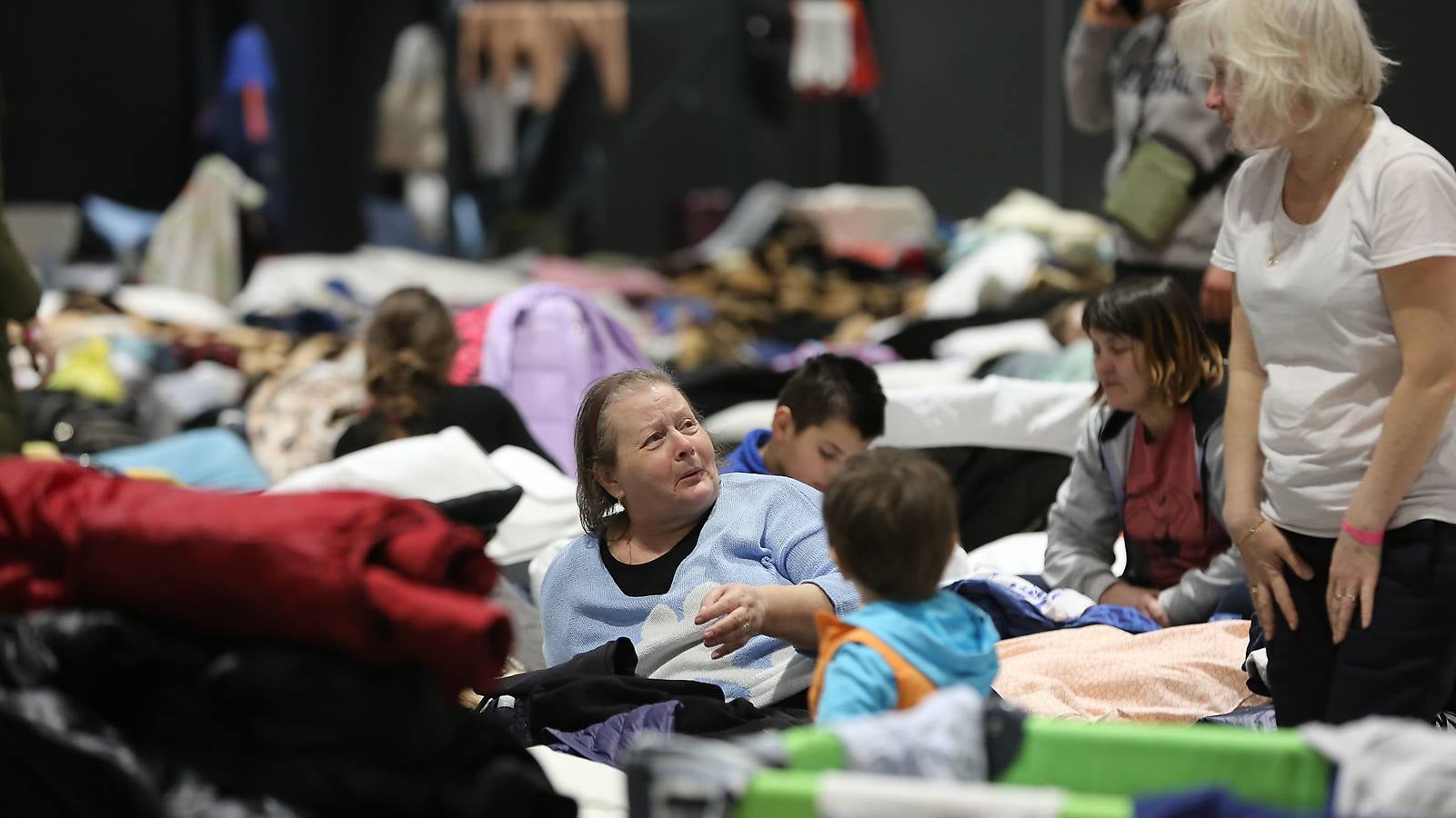 Miles de refugiados duermen en las instalaciones de Varsovia