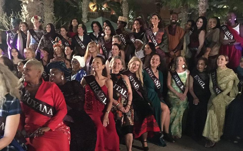 La tradición de los trajes típicos de Paredes desfila en Dubai